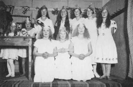099 0027 Schulkinder aus Skaten gestalten die Weihnachts feier in der Schule Reinlacken mit