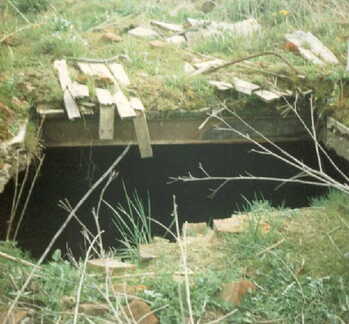 099 1008 Skaten 1999 Auf diesem Kellerloch stand einst das Wohnhaus der Familie Hoffmann
