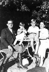 100 0026 Friedrich Christian Coelle mit Ehefrau Erna Coelle geb Steinke und den Kindern Friedrich Wilhelm und Angelika Coelle