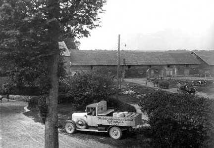 100 0033 Blick auf den Schweinestall Rechts im Anschluss der Kuhstall Im Vordergrund das Auto der Molkerei Sprindlack