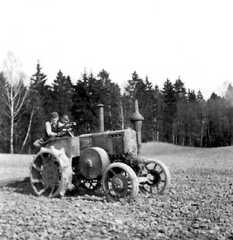 100 0057 Mit den Traktor auf dem Feld