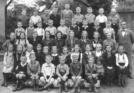 102 0001 Klassenbild der Volksschule Stampelken mit Lehrer Fritz Techner um 1935 36