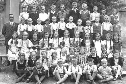 102 0002 Klassenbild der Volksschule Stampelken mit Lehrer Fritz Teschner um 1940 41