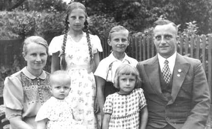 102 0003 Ehepaar Fritz Teschner mit ihren Kinder Erika Fritz Lore und Brigitte