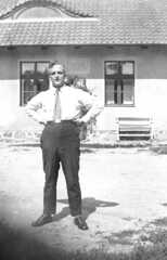 102 0004 Lehrer Fritz Teschner neben der Schule in Stampelken
