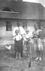 102 0013 Erika Teschner mit ihrem Geburtstagsgeschenk ein Fahrrad Ferner im Bild Lehrer Teschner und die Kinder Fritz und Lore