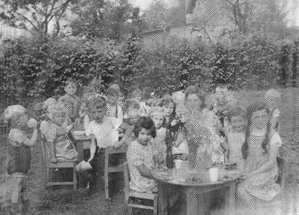 102 0022 Kindergarten Stampelken im Sommer 1942 mit Kindergaertnerin Kaethe Mohns