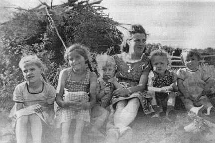 102 0023 Kindergarten Stampelken im Sommer 1942 mit Kindergaertnerin Kaethe Mohns