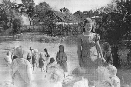 102 0024 Kaethe Mohns mit Kindern auf der Spielwiese Kindergarten Stampelken 1942