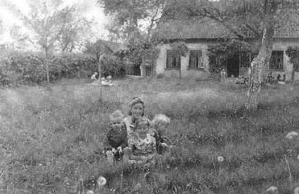 102 0025 Kaethe Mohns mit Kindern auf der Spielwiese Kindergarten Stampelken 1942