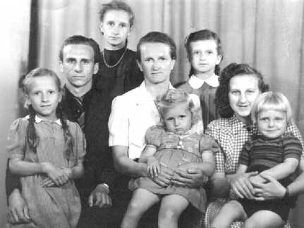 102 1001 Frau Teschner im Jahre 1947 48 mit ihren 6 eigenen Kindern und einem Enkelkind