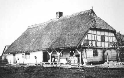 103 0003 Starkenberg vor 1945 Ein altes Bauernhaus im Dorf