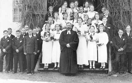 103 0013 Konfirmation 1939 in Starkenberg mit Pfarrer Daudert