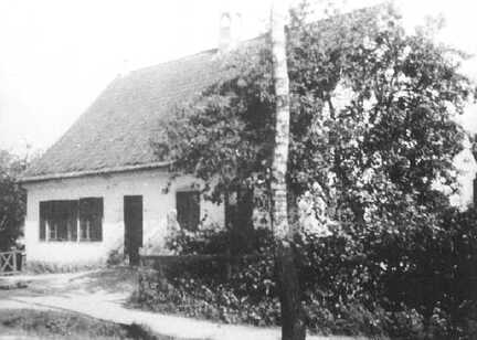 103 0016 Alte Schule mit Schulhof L die Wohnung des Lehrers r eine Klasse fuer alle Jahrgaenge Die Schule war 100 Jahre alt und bis 1938 in Betrieb