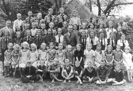 103 0017 Schulbild 1937 In der Mitte Lehrer Bartnick links Lehrer Voigt
