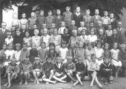 103 0018 Klassenbild etwa 1932 mit Lehrer Wolf