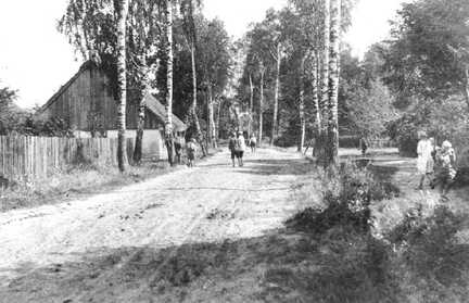 103 0020 Die Dorfstrasse vor der Schule Links das Insthaus von Bauer Arndt