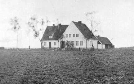 103 0022 Neue Schule in Starkenberg 1938 in Betrieb genommen Mit zwei Klassen einer Lehrkueche links und oben je eine Lehrerwohnung