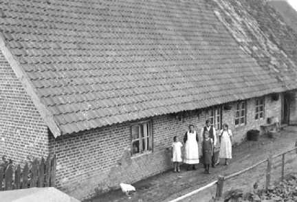 103 0030 Die Familie Bewernick vor dem Sechsfamilienhaus in dem sie ihre Wohnung hatten