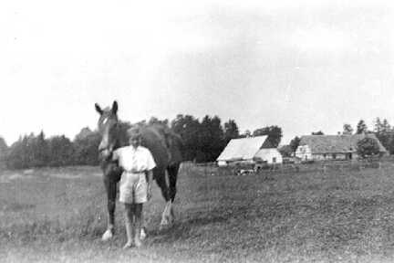 103 0049 Klaus Bewernick mit dem Milch Fuchs vom Gut Schroeder Im Hintergrund ein Insthaus der Familien Neumann Schoettke und Witt