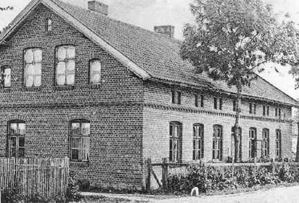 103 0050 Das Schefflerhaus in Starkenberg Frau Scheffler war die Schwester von Karpowitz und betrieb ein kleines Kurzwarengeschaeft