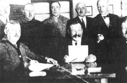103 0051 Der Gemeinderat Anfang der dreissiger Jahre in Starkenberg Karpowitz Bauer Eichler und nur mit halben Gesicht Bauer Fox