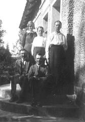 104 0002 Familie Klein Stobingen Herta Paul und Mutter Klein davor die Soehne Ernst und Hubert
