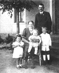 104 0007 Stobingen 1940 Die Familie Klein vor ihrem Haus Martha geb Steppat aus Pareyken Hubert und die Kinder Marianne Karl Heinz und Gerhard
