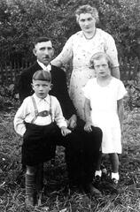 104 0008 Gustav und Maria Bischoff mit den Kindern Heinz und Frieda etwa 1937