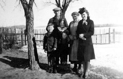 104 0009 Winter 1943 in Stobingen Gustav und Maria Bischoff Charlotte Gudat Heinz und Frieda Bischoff und Heini der Sohn von Elma Gudat