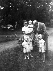 104 0012 Hilde und Heinz Smelkus mit den Kindern Christian Marieluise und Eckart etwa 1939
