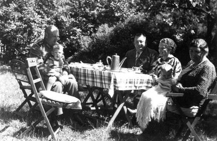 104 0019 Im Garten bei Smelkus in Stobingen am 30 Mai 1937 Georg Heinz Hilde Malwine und die Kinder Christian und Marieluise