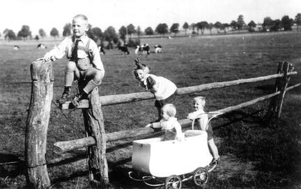 104 0020 Christian Marieluise Eckart und Reinhard Smelkus im Sommer 1941