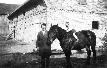 104 0024 Der Landwirt Hubert Klein mit seinem Sohn Gerhard 1939 vor seinem neuen Stall