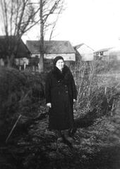 104 0025 Luise Kloss aus Stobingen vor dem Stall und den Scheunen des Landwirtes Hubert Klein