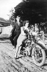 104 0029 Elfriede Kloss mit ihrem ersten Mann Arthur Essenberger auf dem Motorrad in Stobingen