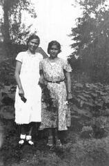 104 0030 Elfrieda Wanning und Elfriede Kloss aus Stobingen