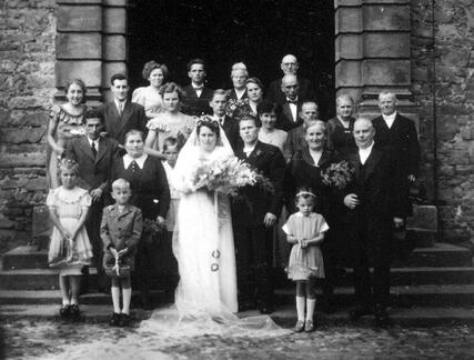 104 0032 Hochzeit von Harry Kloss Hinter der Braut Ursel Kaminski und ihr Bruder Alwin aus Stobingen