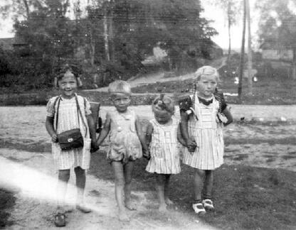 104 0033 Auf dem Weg zur Schule nach Taplacken non links Irma Molgedei Klaus Tiedke Helga und Christa Kaminski