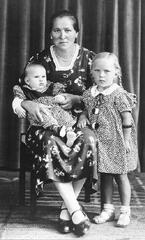 104 0040 Minna Kaminski aus Stobingen mit ihren Kindern Helga und Christa