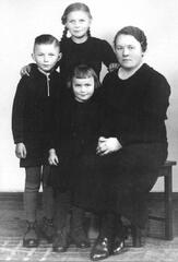 104 0041 Frau Molgedei aus Stobingen mit ihren Kindern Gerhard Hanna und Irma