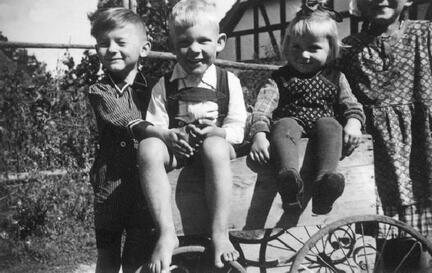 104 0042 Vier lachende Gesichter Gerhard Molgedei Christian Smelkus Irma und Hanna Molgedei