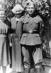 104 0043 Helene Oschlies mit ihren Kinder Lotte und Fritz im Jahre 1942