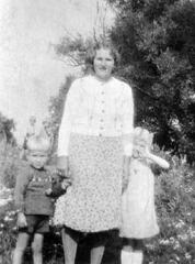 104 0045 Ella Kaminski geb Kloss mit ihren Kindern Ursel und Alwin