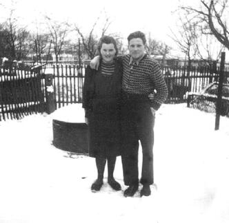 104 0047 Ursel und Alwin Kaminski im Vorgarten