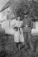 104 0049 Gertrud und Fritz Packhaeuser in Stobingen 1944