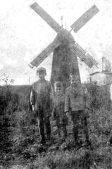 104 0050 Guenther Manfred und Horst Packhaeuser vor der Muehle in Taplacken