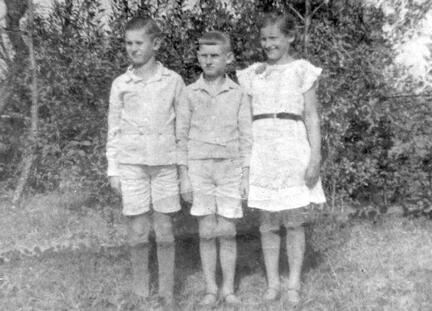104 0051 Drei der fuenf Packhaeuser Kinder Kurt Guenter und Helga im Jahre 1944