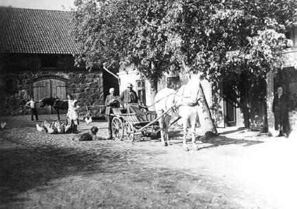 104 0052 Auf dem Hof bei Landwirt Laupichler Margarete Ernst Gustav und Ernestine Laupichler