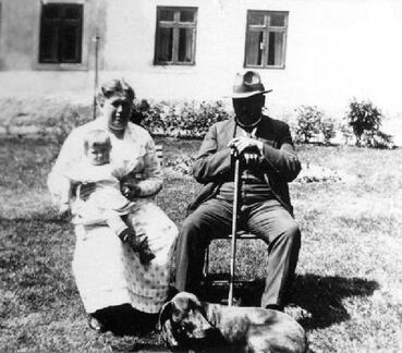 104 0053 Ernestine und Gustav Laupichler mit Enkelin Sigrid im Garten